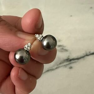 Cultured Tahitian pearl with 1/8 ct diamond in 14 k white gold studs
